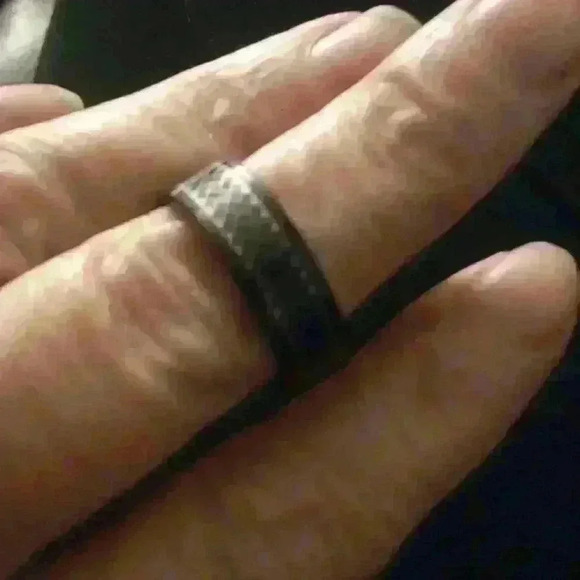 ❤️3/$10❤️ NWOT Stainless Steel Black Ring Punk Style Track Pattern Ring - Size 9 - Picture 2 of 3